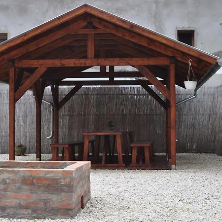 Csongradi Vendegvaro Apartmanok, Szarka Haz Экстерьер фото